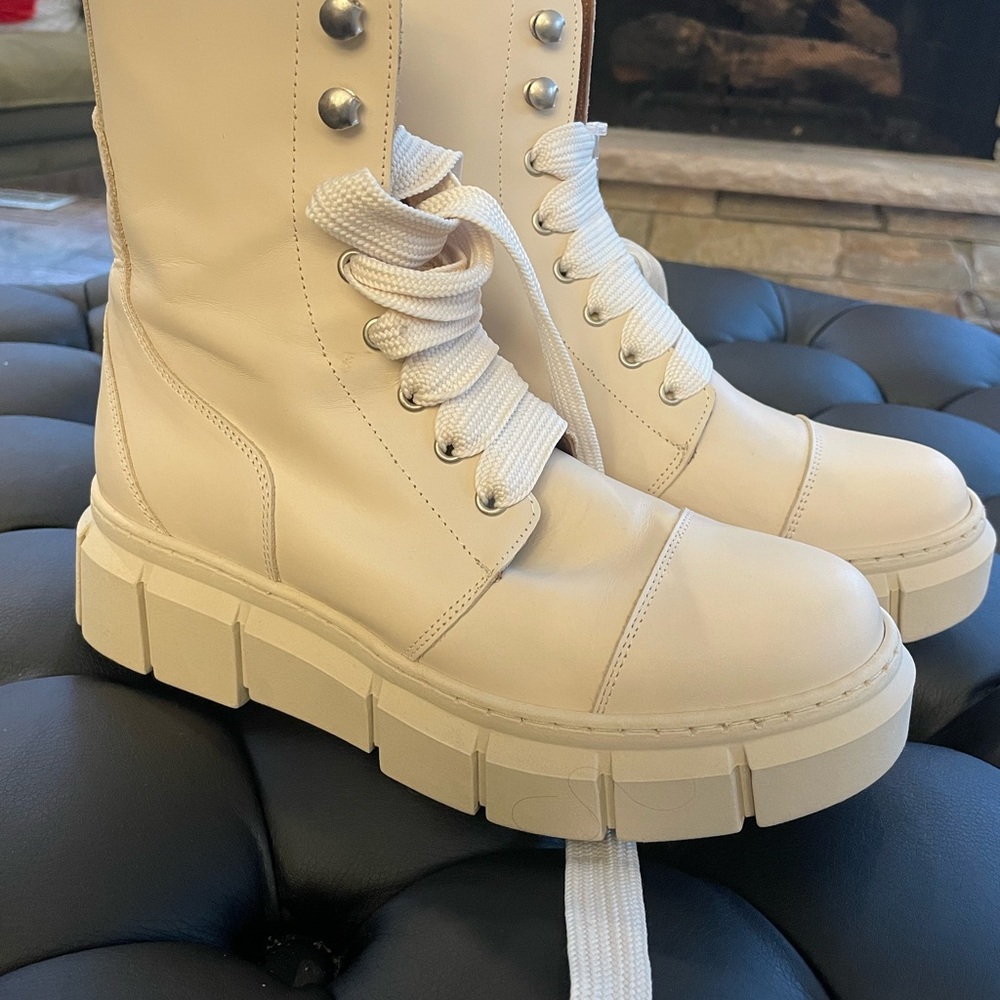 ALOHAS Cream Lace Up Boots